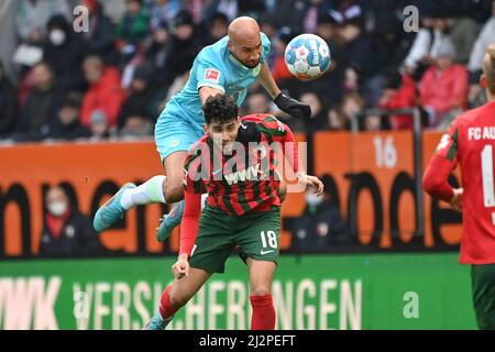 Augsburg, Deutschland. 03. April 2022. Maxence LACROIX (VFL Wolfsburg), Action, Duelle gegen Ricardo Daniel PEPI (FC Augsburg). Fußball 1. Bundesliga Saison 2021/2022, Spieltag 28., matchday28, FC Augsburg -VFL Wolfsburg am 3.. April 2022 WWK ARENA in Augsburg, Quelle: dpa/Alamy Live News Stockfoto