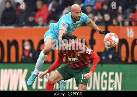 Augsburg, Deutschland. 03. April 2022. Maxence LACROIX (VFL Wolfsburg), Action, Duelle gegen Ricardo Daniel PEPI (FC Augsburg). Fußball 1. Bundesliga Saison 2021/2022, Spieltag 28., matchday28, FC Augsburg -VFL Wolfsburg am 3.. April 2022 WWK ARENA in Augsburg, Quelle: dpa/Alamy Live News Stockfoto