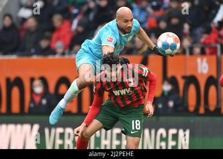 Augsburg, Deutschland. 03. April 2022. Maxence LACROIX (VFL Wolfsburg), Action, Duelle gegen Ricardo Daniel PEPI (FC Augsburg). Fußball 1. Bundesliga Saison 2021/2022, Spieltag 28., matchday28, FC Augsburg -VFL Wolfsburg am 3.. April 2022 WWK ARENA in Augsburg, Quelle: dpa/Alamy Live News Stockfoto