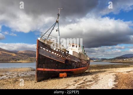 FORT WILLIAM SCOTLAND LOCH EIL CAOL BEACH UND DER HULK DES ALTEN BOOTES Stockfoto