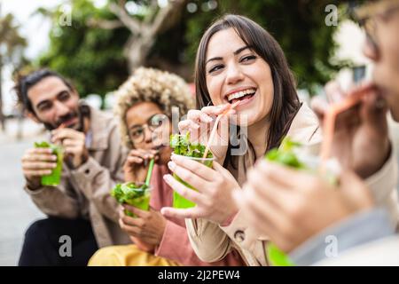 Millennials, die gemeinsam auf der Straße mit alkoholischen Getränken Spaß haben Stockfoto