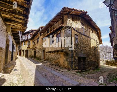 Typische alte Häuser des mittelalterlichen Bergdorfes La Alberca, Salamanca, Spanien. Stockfoto