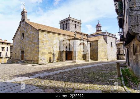 Alte Kirche mit Glockenturm in der mittelalterlichen Stadt La Alberca, Salamanaca Spanien. Stockfoto