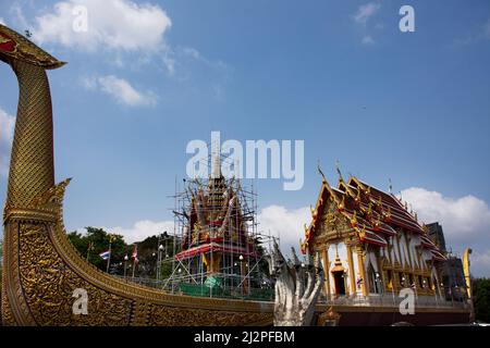 Alte Architektur Royal Barge Suphannahong skulptures Boot und antikes Gebäude ubossot für thai-Reisende Reise Besuch in Wat Chalor oder Chalo Stockfoto