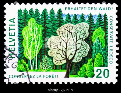 MOSKAU, RUSSLAND - 13. MÄRZ 2022: In der Schweiz gedruckte Briefmarke zeigt Waldlandschaft, Publicity Issue (1976) erste Serie, um 1976 Stockfoto