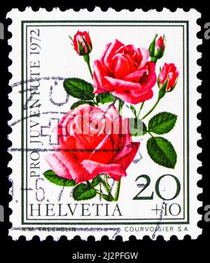 MOSKAU, RUSSLAND - 13. MÄRZ 2022: In der Schweiz gedruckte Briefmarke zeigt 'Miracle', Pro Juventute: Roses (1972) Serie, um 1972 Stockfoto