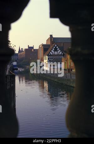 The Witch & the Gardrobe Pub mit dem alten Woolworth-Laden neben dem Fluss Witham von der Broadgate Bridge. Lincoln. Lincolnshire, Stockfoto