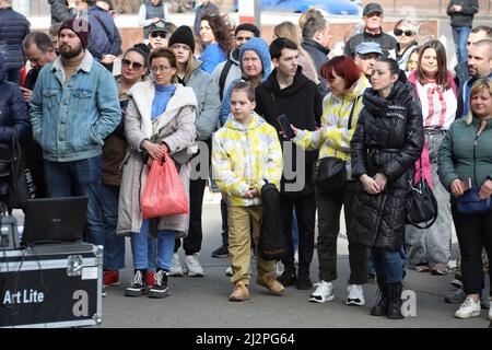 Non Exclusive: ODESA, UKRAINE - 01. APRIL 2022 - die Leute hören der Blasband während der 'Javelina' Humor Show zur Unterstützung der Streitkräfte zu Stockfoto