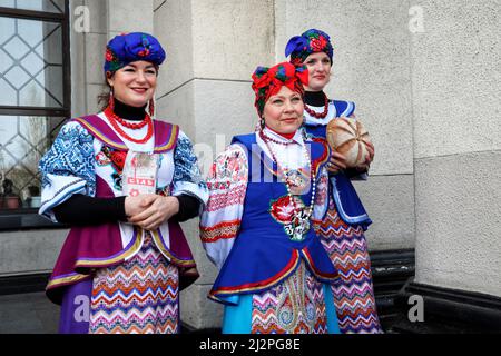 Nicht exklusiv: ODESA, UKRAINE - 01. APRIL 2022 - verkleidete Schauspielerinnen werden während der "Javelina"-Humor-Show zur Unterstützung der Streitkräfte von Ukra gesehen Stockfoto