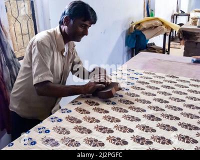 Indien, Gujarat, Großer Rann Von Kutch. Ajrakh Blockdruck in Ajrakhpur Dorf in der Nähe von Bhuj. Drucken einer weiteren Designebene (Überdrucken). Stockfoto