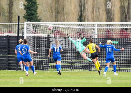 London, Großbritannien. 03. April 2022. Torhüter Georgie Ferguson (29 Watford) konnte während des Fußballspiels der FA Womens Championship zwischen Watford und Durham im Orbital Fasteners Stadium in Kings Langley, England, nicht vor Beth Hepple (7 Durham) retten. Kevin Hodgson /SPP Credit: SPP Sport Press Photo. /Alamy Live News Stockfoto