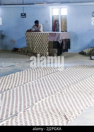 Indien, Gujarat, Großer Rann Von Kutch. Ajrakh Blockdruck in Ajrakhpur Dorf in der Nähe von Bhuj. Stockfoto