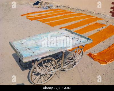 Indien, Gujarat, Großer Rann Von Kutch. Ajrakh Blockdruck in Ajrakhpur Dorf in der Nähe von Bhuj. Gefärbtes Tuch, das in der Sonne trocknet. Stockfoto