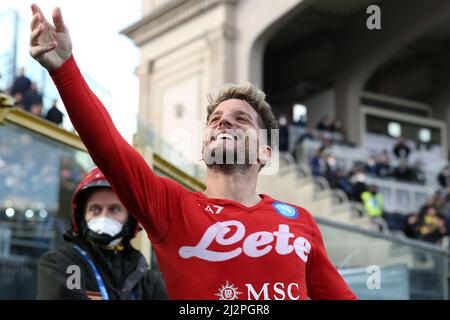 Bergamo, Italien. 03. April 2022. Dries Mertens (SSC Napoli) begrüßt Fans während des Atalanta BC vs SSC Napoli, italienische Fußballserie A Spiel in Bergamo, Italien, 03 2022. April Quelle: Independent Photo Agency/Alamy Live News Stockfoto