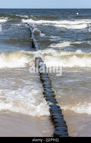 Wellen am Strand von Zempin auf der Insel Usedom an einem schönen Sommertag Stockfoto