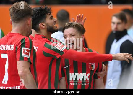 Torjubel um Mads PEDERSEN (FC Augsburg) nach Tor 3-0 mit Ricardo Daniel PEPI (FC Augsburg), Jubel, Freude, Begeisterung, Aktion, Fußball 1.Bundesliga-Saison 2021/2022, Spieltag 28, matchday28, FC Augsburg -VFL Wolfsburg am 3.. April 2022 WWK ARENA in Augsburg, Stockfoto