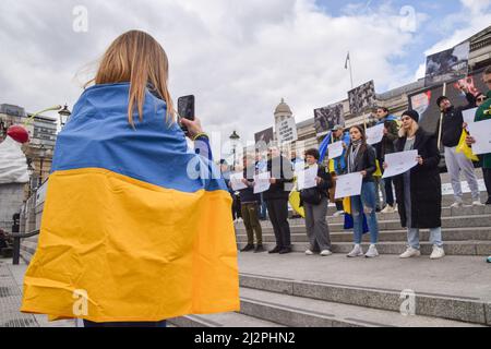 London, Großbritannien. 3.. April 2022. Demonstranten veranstalteten eine Kundgebung zur Unterstützung der Ukraine auf dem Trafalgar-Platz und hielten Schilder mit den Namen der ukrainischen Städte und Städte auf, die am meisten unter den russischen Angriffen gelitten haben. Kredit: Vuk Valcic/Alamy Live Nachrichten Stockfoto