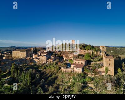 Drohnenaufnahme der mittelalterlichen Stadt Monticchiello, Toskana, Italien Stockfoto