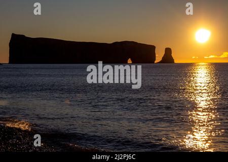 Morgenuntergang auf Rocher Perce-Felsen auf der Gaspe-Halbinsel, Quebec, Region Gaspesie, Kanada. Berühmtes Wahrzeichen im Wasser des Golfes von St. Lawrence. Stockfoto