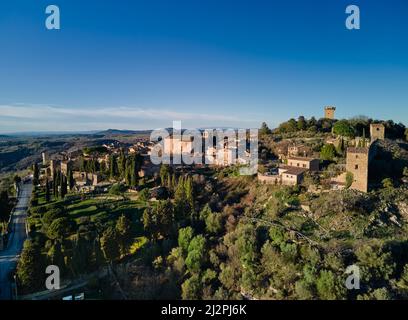 Drohnenaufnahme der mittelalterlichen Stadt Monticchiello, Toskana, Italien Stockfoto