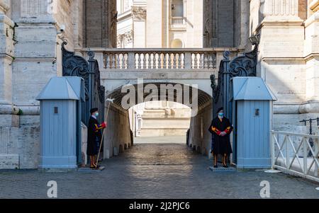 Ein Bild von zwei Schweizergarden an einem Torhaus im Vatikan. Stockfoto