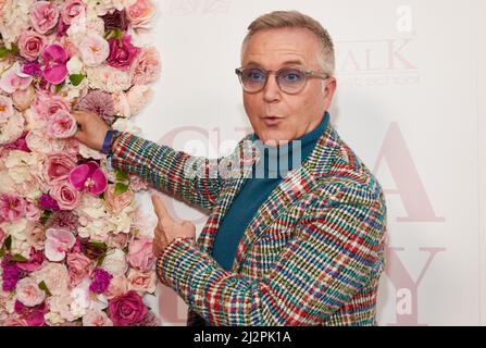 Hamburg, Deutschland. 03. April 2022. Jörg Knör, Entertainer, kommt anlässlich der Benefizveranstaltung zugunsten des Lebensherbst-Vereins ins Alstertal Shopping Center. Die Hälfte des Erlöses geht an den Verein, der sich landesweit um einsame und bedürftige Senioren kümmert, und die Hälfte an humanitäre Hilfe für die Ukraine. Quelle: Georg Wendt/dpa/Alamy Live News Stockfoto