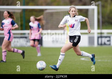 London, Großbritannien. 03. April 2022. TIA Foreman (14 Fulham) in Aktion während des Premier-Spiels der Frauen in London und South East zwischen Fulham und Dulwich Hamlet im Motspur Park in London, England. Liam Asman/SPP Credit: SPP Sport Press Photo. /Alamy Live News Stockfoto