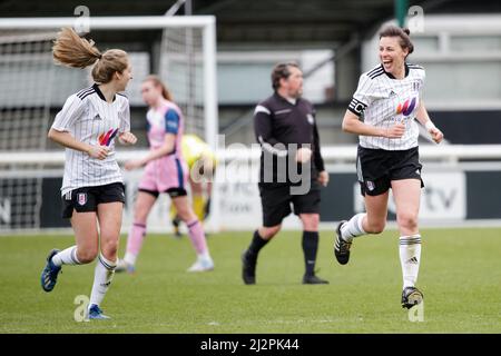 London, Großbritannien. 03. April 2022. Mary Southgate (5 Fulham) (Kapitän, rechts) lachte, nachdem Fulham beim Premier-Spiel der Londoner und South East Regional Womens zwischen Fulham und Dulwich Hamlet im Motspur Park in London, England, ihr zweites Tor erzielt hatte. Liam Asman/SPP Credit: SPP Sport Press Photo. /Alamy Live News Stockfoto
