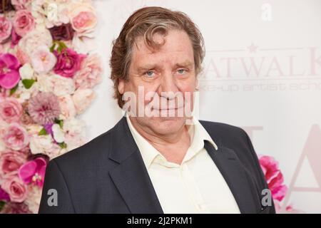 Hamburg, Deutschland. 03. April 2022. Uwe Rohde, Schauspieler, kommt anlässlich der Benefizveranstaltung zugunsten des Lebensherbst-Verbandes ins Einkaufszentrum Alstertal. Die Hälfte des Erlöses geht an den Verein, der sich landesweit um einsame und bedürftige Senioren kümmert, und die Hälfte an humanitäre Hilfe für die Ukraine. Quelle: Georg Wendt/dpa/Alamy Live News Stockfoto