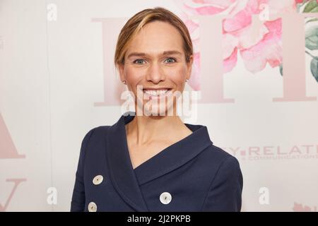 Hamburg, Deutschland. 03. April 2022. Ilka Groenewold, Moderatorin, kommt anlässlich der Benefizveranstaltung zugunsten des Lebensherbst-Verbandes ins Einkaufszentrum Alstertal. Die Hälfte des Erlöses geht an den Verein, der sich landesweit um einsame und bedürftige Senioren kümmert, und die Hälfte an humanitäre Hilfe für die Ukraine. Quelle: Georg Wendt/dpa/Alamy Live News Stockfoto