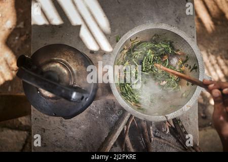 Essen auf Holzofen zubereiten. Kochen in ländlichen Haus in Sri Lanka. Stockfoto