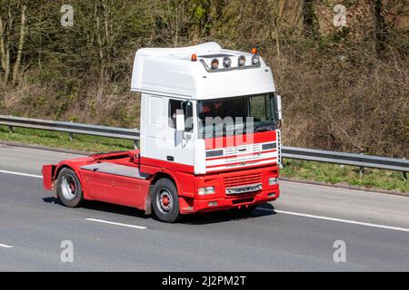 2002 weißer DAF Truck FT 95XF.480 Tractor Unit; Fahren auf der Autobahn M61, Manchester, Großbritannien Stockfoto