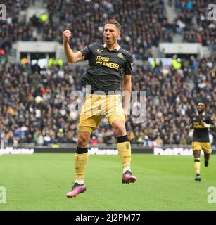 London, Großbritannien. 03. April 2022. 03. April 2022 - Tottenham Hotspur gegen Newcastle United - Premier League - Tottenham Hotspur Stadium Fabian Schar feiert sein Tor gegen Tottenham Bildnachweis: Credit: Mark Pain/Alamy Live News Stockfoto