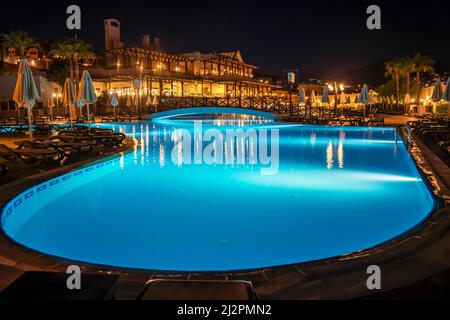 Swimmingpool in der Nacht. Sommerferienkonzept. Stockfoto