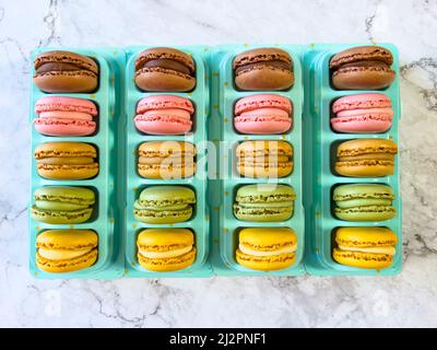 Bunte französische Makronen in Reihe angeordnet Stockfoto