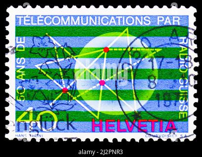 MOSKAU, RUSSLAND - 13. MÄRZ 2022: Briefmarke gedruckt in der Schweiz zeigt schematische Darstellung der Telekommunikation, Serie, um 1971 Stockfoto