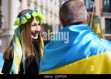 Madrid, Spanien. 03. April 2022. Ein Protestler sah während der Demonstration eine Blumenkrone mit einem Band in Blau und Gelb tragen. Tausende von pro-ukrainischen Demonstranten demonstrieren gegen die russische Invasion, während sie vom Platz Isabel zum Platz Oriente marschieren. Kredit: SOPA Images Limited/Alamy Live Nachrichten Stockfoto