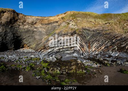 Mehrlagige Struktur der Klippen. Steinstruktur. Querschnitt der Felsen. Geologische Schichten. Farbige Schichten von Steinen im Abschnitt der Klippen, Felsformationen Stockfoto