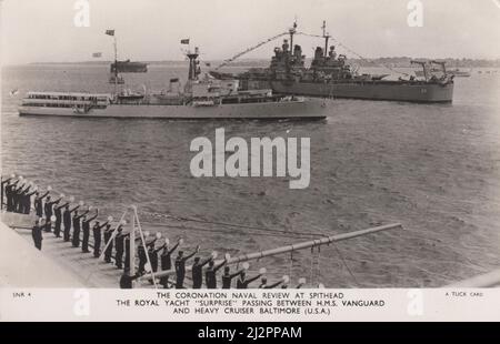 The Coronation Naval Review in Spithead, 1953: Die Royal Yacht Surprise zwischen HMS Vanguard und Heavy Cruiser Baltimore (USA) Stockfoto