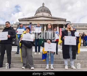 London, England, Großbritannien. 3. April 2022. Demonstranten veranstalteten eine Kundgebung zur Unterstützung der Ukraine auf dem Trafalgar-Platz und hielten Schilder mit den Namen der ukrainischen Städte und Städte auf, die am meisten unter den russischen Angriffen gelitten haben. (Bild: © Vuk Valcic/ZUMA Press Wire) Stockfoto