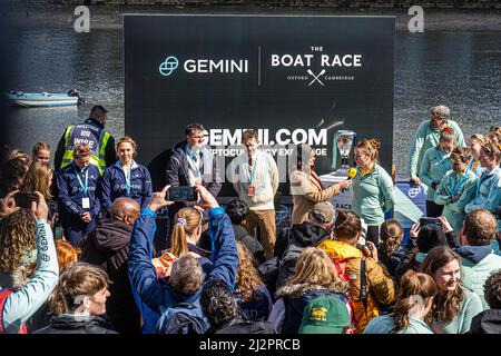 LONDON, GROSSBRITANNIEN. 3 April, 2022 . Der Münzwurf für das Frauenrennen vor dem Bootsrennen 167. zwischen der Oxford University und der Cambridge University auf der Themse in London Quelle: amer ghazzal/Alamy Live News Stockfoto