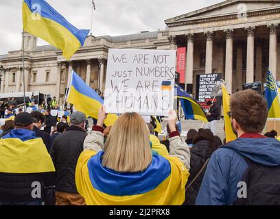 London, Großbritannien. 3.. April 2022. Demonstranten veranstalteten eine Kundgebung zur Unterstützung der Ukraine auf dem Trafalgar-Platz und hielten Schilder mit den Namen der ukrainischen Städte und Städte auf, die am meisten unter den russischen Angriffen gelitten haben. Kredit: Vuk Valcic/Alamy Live Nachrichten Stockfoto