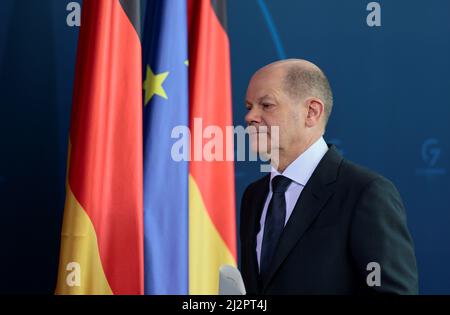 Berlin, Deutschland. 03. April 2022. Bundeskanzler Olaf Scholz (SPD) gibt im Kanzleramt eine Presseerklärung ab. Scholz stellte die Aussicht auf neue Sanktionen gegen Russland nach den Gräueltaten russischer Truppen in Butcha, Ukraine, zur Verfügung. Quelle: Hannibal Hanschke/AFP-POOL/dpa/Alamy Live News Stockfoto