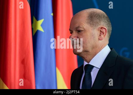 Berlin, Deutschland. 03. April 2022. Bundeskanzler Olaf Scholz (SPD) gibt im Kanzleramt eine Presseerklärung ab. Scholz stellte die Aussicht auf neue Sanktionen gegen Russland nach den Gräueltaten russischer Truppen in Butcha, Ukraine, zur Verfügung. Quelle: Hannibal Hanschke/AFP-POOL/dpa/Alamy Live News Stockfoto