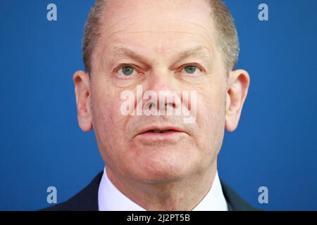 Berlin, Deutschland. 03. April 2022. Bundeskanzler Olaf Scholz (SPD) gibt im Kanzleramt eine Presseerklärung ab. Scholz stellte die Aussicht auf neue Sanktionen gegen Russland nach den Gräueltaten russischer Truppen in Butcha, Ukraine, zur Verfügung. Quelle: Hannibal Hanschke/AFP-POOL/dpa/Alamy Live News Stockfoto