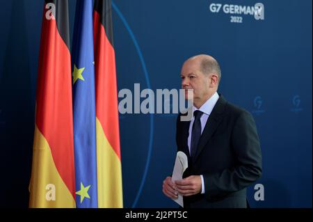 Berlin, Deutschland. 03. April 2022. Bundeskanzler Olaf Scholz (SPD) gibt im Kanzleramt eine Presseerklärung ab. Scholz stellte die Aussicht auf neue Sanktionen gegen Russland nach den Gräueltaten russischer Truppen in Butcha, Ukraine, zur Verfügung. Quelle: Hannibal Hanschke/AFP-POOL/dpa/Alamy Live News Stockfoto