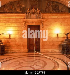 Das Innere des Surrogate's Courthouse in Manhattan mit einer Tür, die Licht auf den Marmorboden wirft Stockfoto