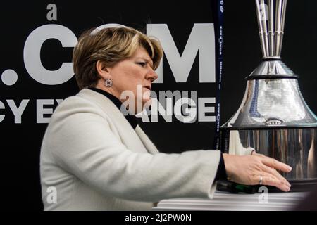 London, Großbritannien. 3. April 2022. Ein wenig Housekeeping von Clare Balding als Neupositionierung der Trophäe. Oxford schlägt Cambridge im 2022 Boat Race. Die Oxford Mens Crew sicherte sich ihren ersten Sieg seit 2017 beim 167. Boat Race wieder zu Hause auf dem Tideway. BBC tv berichtete über die Veranstaltung, während Clare Balding kommentierte und Sir Matt Pinsent umgab. Kredit: Peter Hogan/Alamy Live Nachrichten Stockfoto