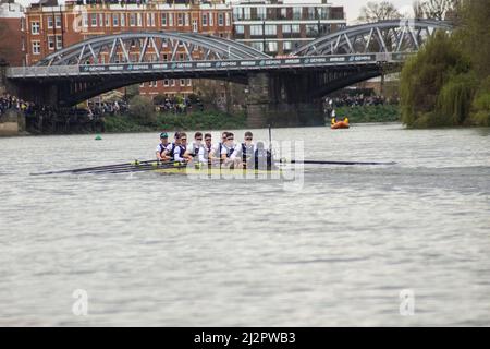 London, Großbritannien. 3. April 2022. Oxford schlägt Cambridge im 2022 Boat Race. Die Oxford Mens Crew sicherte sich ihren ersten Sieg seit 2017 beim 167. Boat Race wieder zu Hause auf dem Tideway. BBC tv berichtete über die Veranstaltung, während Clare Balding kommentierte und Sir Matt Pinsent umgab. Kredit: Peter Hogan/Alamy Live Nachrichten Stockfoto