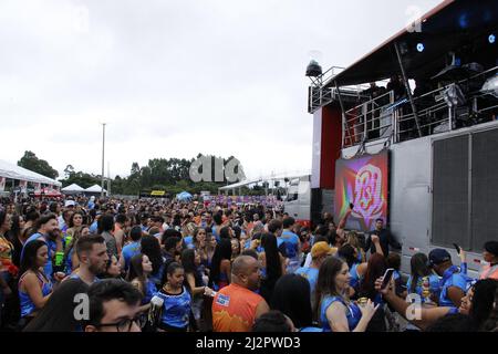 3. April 2022, Curitiba, Parana, Brasilien: (INT) Curitiba Carnival Folia 2022 findet in der Jockey Arena statt. 2. April 2022, Curitiba, Parana, Brasilien: Nachtschwärmer haben Spaß mit den elektrischen Trios, die die Ausgabe 2022 von Micareta Curitiba Folia rocken, die am Samstag (2) in der Jockey Arena in Curitiba stattfindet. Event ist der größte Karneval in der Nebensaison, den die Hauptstadt von Parana je gesehen hat. Mit zwei verfügbaren Sektoren: Bloco und Camarote, wird Curitiba Folia 2022 Konzerte von Banda Eva, Harmonia do Samba, Durval Lelys und Psirico zeigen. (Bild: © Edson De Souza/TheNEWS2 via ZUMA Press Wire Stockfoto